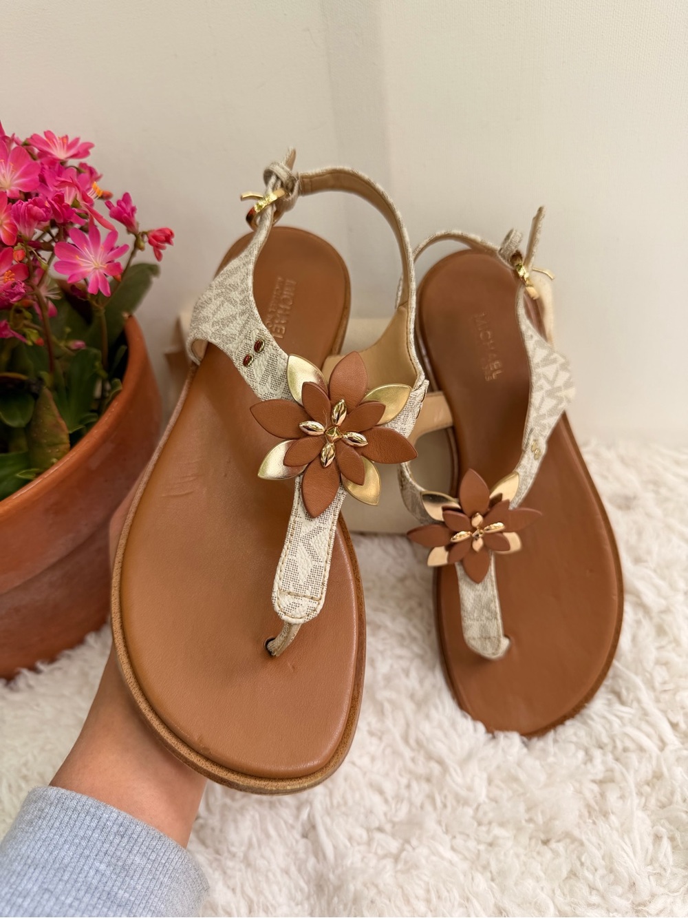 Michael Kors Heidi Floral Thong Sandals Mini MK Logo Flat Slingback Vanilla - Picture 3 of 4